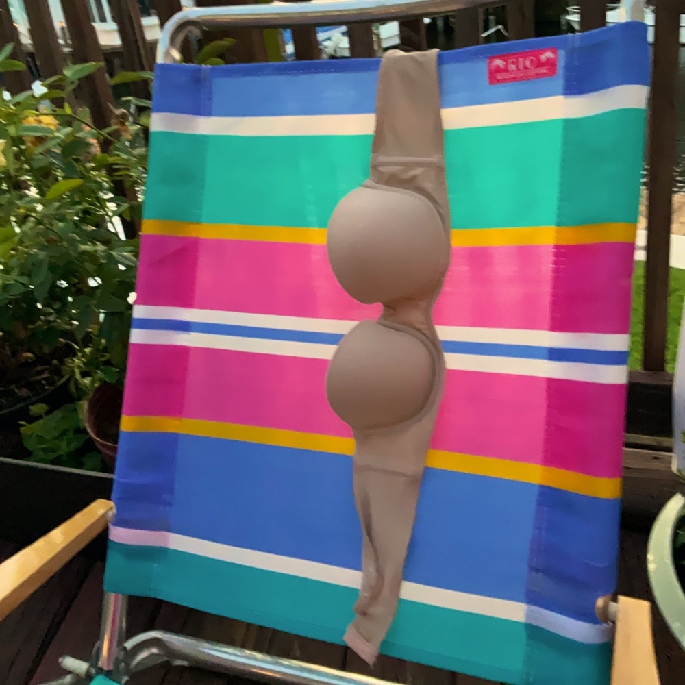 Nude strapless bra. Very comfortable and extremely handy. Great condition!